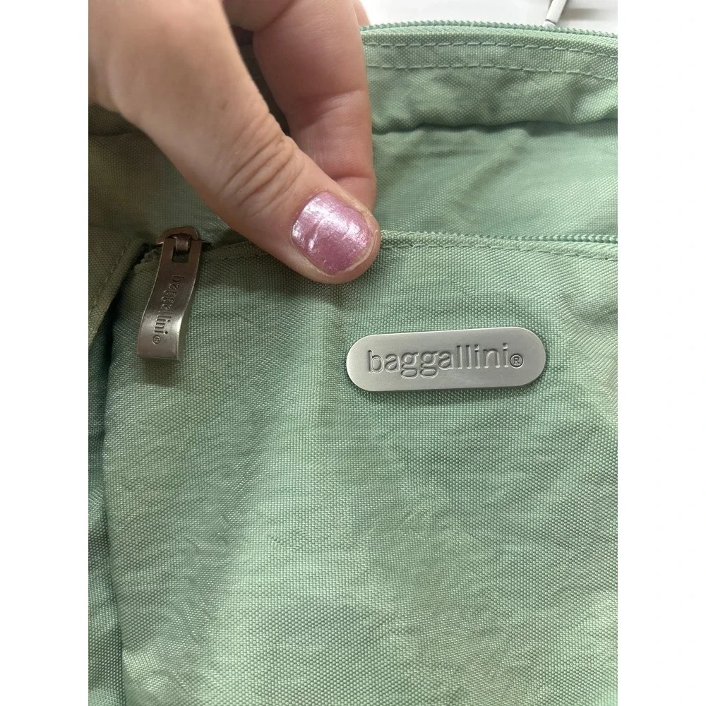 Baggallini Pastel Green Crossbody Purse (sz. 8 in)